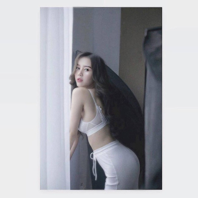 Hot girl “Nóng cùng World Cup” thay đổi ngoạn mục sau 4 năm ảnh 7  ... khi thì gây ấn tượng bởi vai nữ chính trong MV triệu view của Sơn Tùng mang tên Chắc ai đó sẽ về.