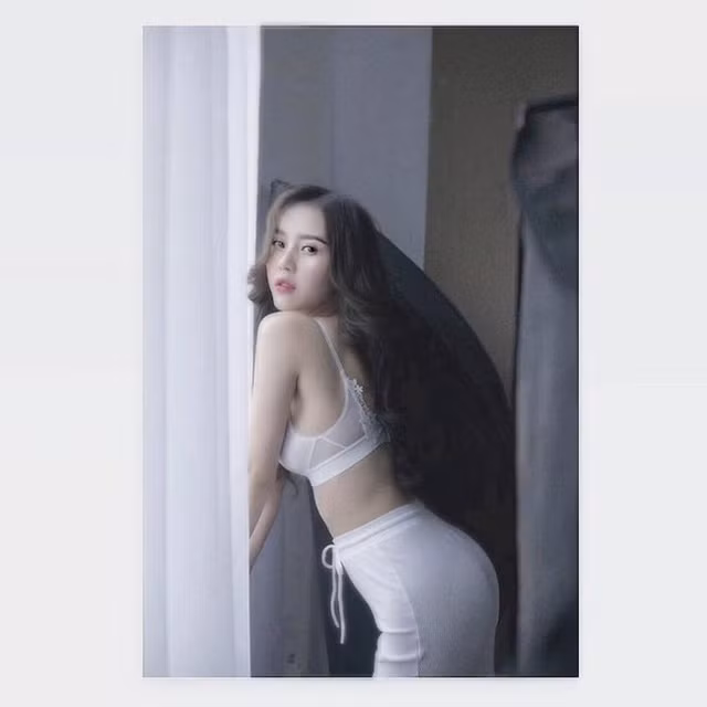  ... khi thì gây ấn tượng bởi vai nữ chính trong MV triệu view của Sơn Tùng mang tên Chắc ai đó sẽ về. 