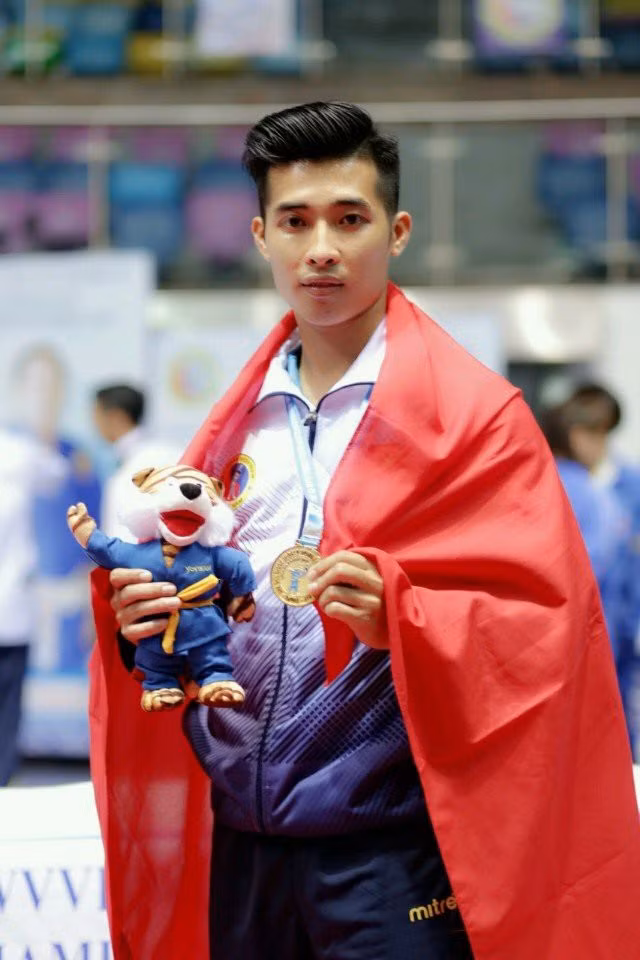  Gần đây nhất, 3 lần đại diện cho Việt Nam tham dự giải đấu thế giới tại Pháp, Ấn Độ và Algeria, Phúc Thịnh đều đem về huy chương Vàng. 