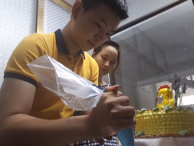 Đôi bàn tay giúp Tâm và Phương viết tiếp ước mơ