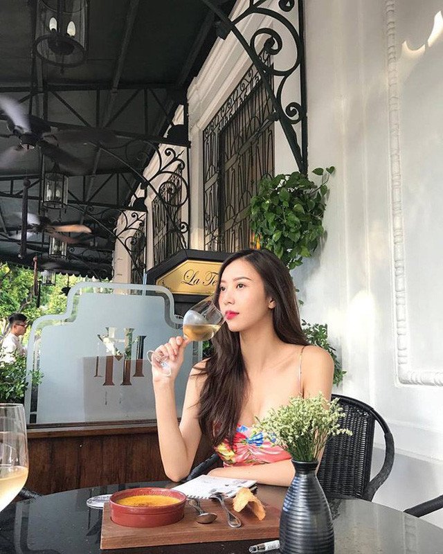 Hot girl “Nóng cùng World Cup” thay đổi ngoạn mục sau 4 năm ảnh 12  Clip hai người đội bàn hôn nhau dưới mưa lan truyền khắp mạng xã hội.