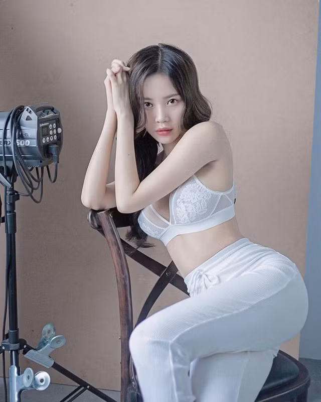  Cô còn từng thử sức tại cuộc thi Hoa khôi Áo dài Việt Nam. 