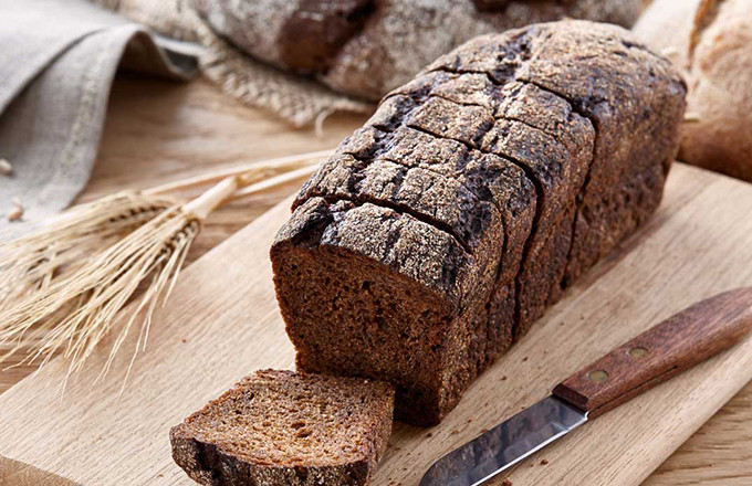 Bánh mì đen Bánh mì đen là thương hiệu của nền ẩm thực nước Nga, được làm từ hạt lúa mạch đen, đặc ruột và chứa hàm lượng chất xơ cao. Bánh mì đen là thực phẩm phổ biến ở Nga và có thể mua về làm quà. Khi ăn, bạn có thể dùng kèm trứng cá muối, thịt hun khói hay xúc xích. Đến Nga xem World Cup đừng quên ăn các món trứ danh - 10