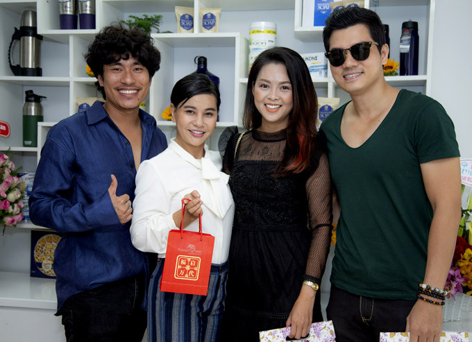 Vợ chồng diễn viên Thành Được - Trần Vân Anh có mối quan hệ thân thiết với cả Cát Phượng và Kiều Minh Tuấn. Vợ chồng diễn viên Thành Được - Trần Vân Anh có mối quan hệ thân thiết với cả Cát Phượng và Kiều Minh Tuấn.