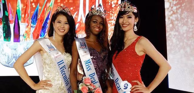 Thuý Đoan (ngoài cùng bên trái) là cô gái Việt Nam đầu tiên đăng quang Á hậu tại Hoa hậu Điếc toàn cầu.