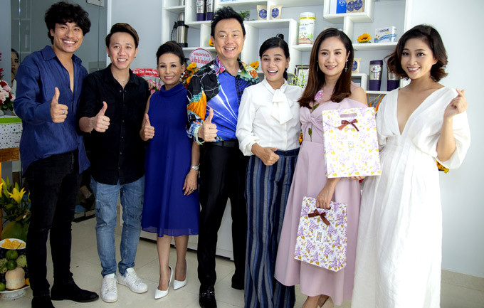 MC Liêu Hà Trinh, diễn viên Anh Đức, Thanh Thúy cùng nhiều bạn bè nghệ sĩ hội ngộ tại buổi khai trương spa của Cát Phượng. MC Liêu Hà Trinh, diễn viên Anh Đức, Thanh Thúy cùng nhiều bạn bè nghệ sĩ hội ngộ tại buổi khai trương spa của Cát Phượng.