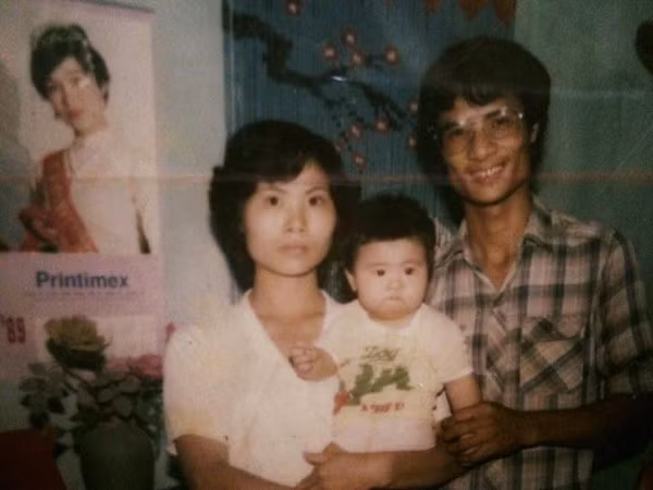 Hoa hậu Ngọc Hân chia sẻ câu chuyện thú vị nhận “vía hên” từ Hoa hậu Bùi Bích Phương. Trên trang cá nhân, Hoa hậu Đặng Ngọc Hân đăng một bức ảnh với tâm sự gây tò mò cho người hâm mộ. Trong ảnh, cô chụp cùng cha mẹ lúc còn nhỏ và phía sau là tấm ảnh lịch có Hoa hậu Bùi Bích Phương. Ngọc Hân viết: “Định mệnh với lây vía là có thật chăng? Chẳng thế mà con bé “mặt thớt” trong ảnh cũng được đội vương miện sau 21 năm giống chị xinh xinh ở tấm lịch kìa (chú thích cho ai chưa nhận ra chị trong tấm lịch là Hoa hậu Việt Nam đầu tiên Bùi Bích Phương đăng quang năm 1988).