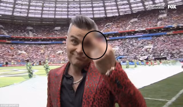 Truyền hình Mỹ lên tiếng xin lỗi vì “ngón tay thối” của Robbie Williams