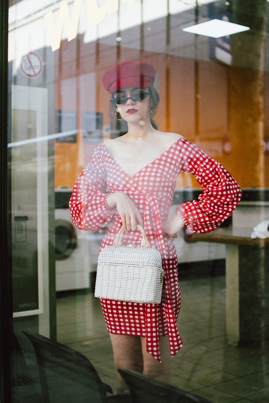Váy ca rô trễ vai tông đỏ trắng nổi bật dành cho bạn gái có làn da sáng. Phụ kiện đi kèm là các kiểu kính mắt, túi xách tay thịnh hành ở mùa hè 2018. Xuống phố cuố tuần với những set đồ trẻ trung - 3