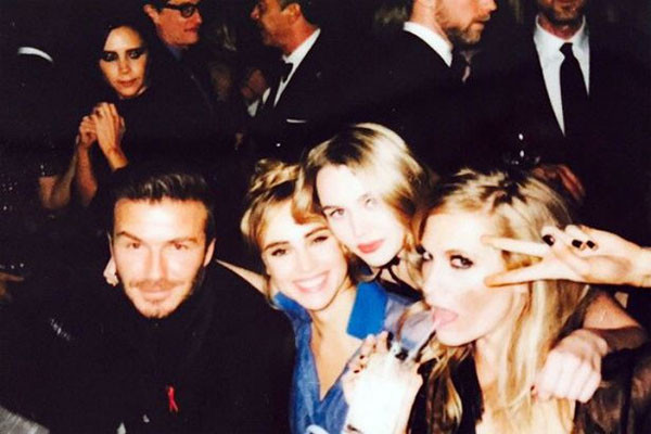 Vic không muốn tiệc tùng còn Becks luôn được các cô gái vây quanh. Ảnh:NS. Vic không muốn tiệc tùng còn Becks luôn được các cô gái vây quanh. Ảnh: NS.