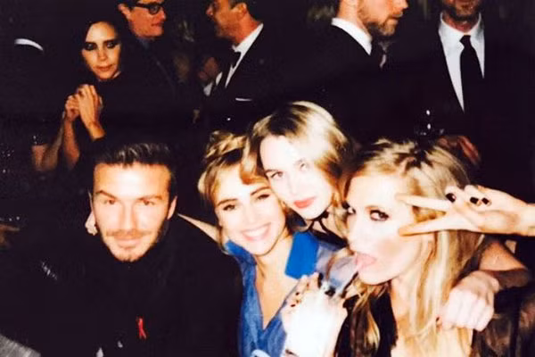 Vic không muốn tiệc tùng còn Becks luôn được các cô gái vây quanh. Ảnh: NS.