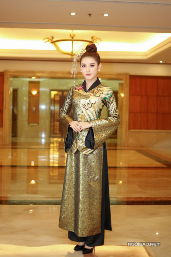 Mỗi khi xuất hiện bên dàn người đẹp Hoa hậu Việt Nam, Huyền My thường chọn trang phục cầu kỳ, phụ kiện cài tóc công phu để giúp mình nổi bật. Đầu tư quá mức, Huyền My vô tình diêm dúa trên thảm đỏ - 1