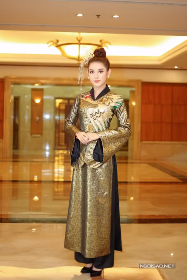 Đầu tư quá mức, Huyền My vô tình diêm dúa trên thảm đỏ - 1