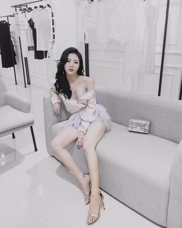  Khi thì được ca ngợi là nữ tiếp viên hàng không xinh đẹp khi làm việc cho một hãng hàng không Hàn Quốc... 