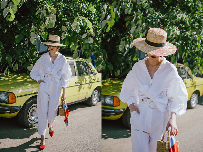 Thay vì các kiểu sơ mi "mực thước" khi đến văn phòng là kiểu áo biến tấu độc đáo để bạn gái lên đồ street style cuối tuần. Giầy đỏ tươi cùng màu son rực rỡ sẽ tạo điểm nhấn bắt mắt cho set đồ thuần sắc trắng. Xuống phố cuố tuần với những set đồ trẻ trung