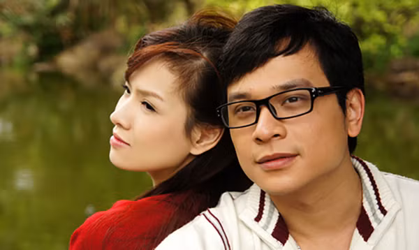 Trong phim Ba đám cưới một đời chồng, Đan Lê vào vai Ái Vân - một cô gái đa đoan, gặp nhiều trắc trở trong tình yêu. Thời điểm đóng phim này, cô vừa sinh con trai đầu lòng được 3 tháng. Nữ diễn viên đóng cặp với Danh Tùng.