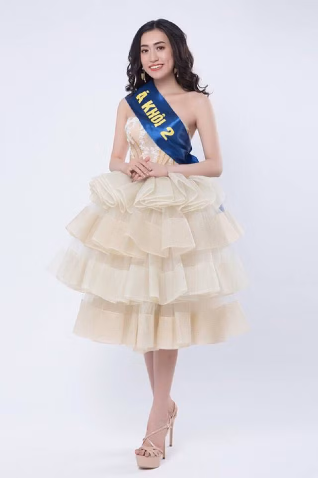 Nữ cổ động viên đội Nga tại “Nóng cùng World Cup” giàu thành tích thi hoa khôi ảnh 7