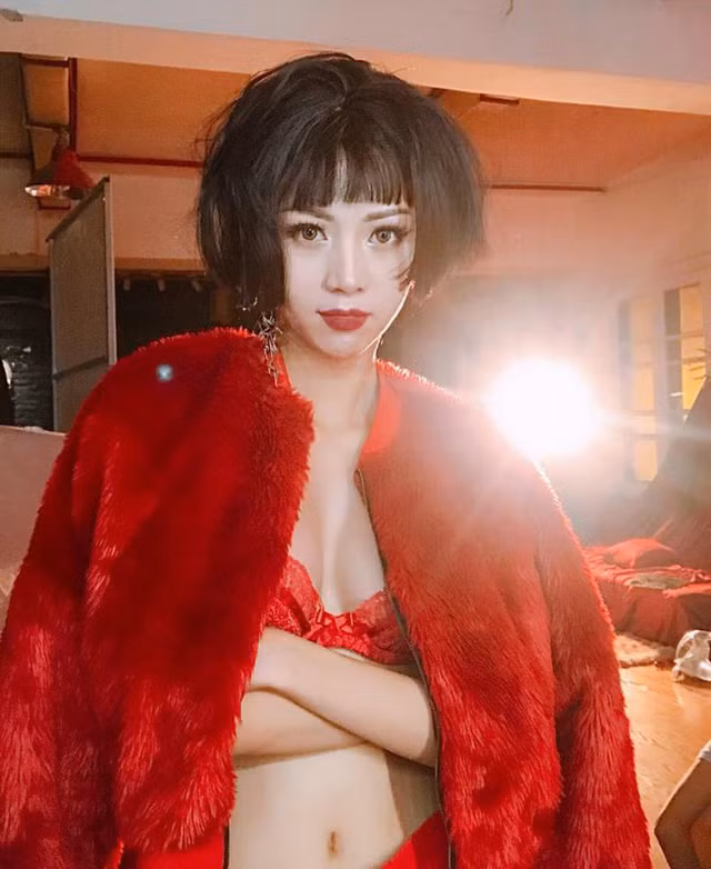  Gu ăn mặc ngày càng gợi cảm và táo bạo. 