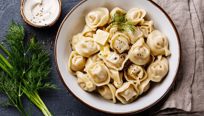 Pelmeni Đây là một loại bánh bao của Nga, có hình dáng và nguyên liệu giống với món sủi cảo của Trung Quốc. Lớp vỏ làm từ bột mỳ, nhân là thịt xay và luộc chín trong nước muối, họ có thể cho thêm hàng và đôi khi cả đá bào bên trong. Người Việt Nam sẽ cảm thấy rất quen thuộc với hương vị của món ăn này. Tuy nhiên,có lời khuyên đó là bạn nên nếm thử thứ nước sốt sệt ăn kèm bởi có thể không phải ai cũng thích với mùi vị của nước sốt này. Đến Nga xem World Cup đừng quên ăn các món trứ danh - 6