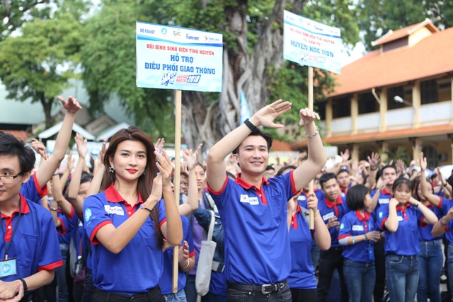 Diễn viên Kim Tuyến và ca sĩ Chí Thiện như sống lại thời trẻ của mình cùng các tình nguyện viên áo xanh