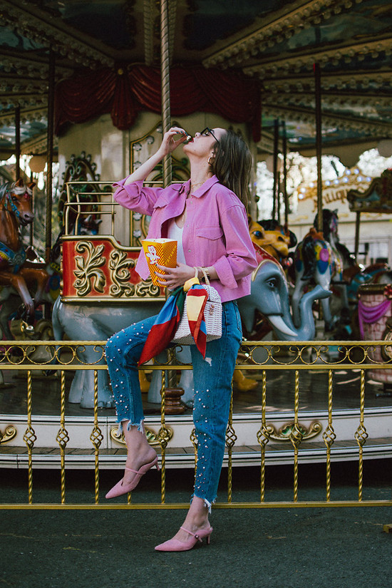 Mẫu quần jean đơn giản hút mắt hơn nhờ trang trí hạt giả ngọc trai. Cách phối hợp sắc hồng hòa quyện cho áo khoác và giầy đế thấp sẽ giúp nàng trở nên nữ tính hơn. Xuống phố cuố tuần với những set đồ trẻ trung - 6