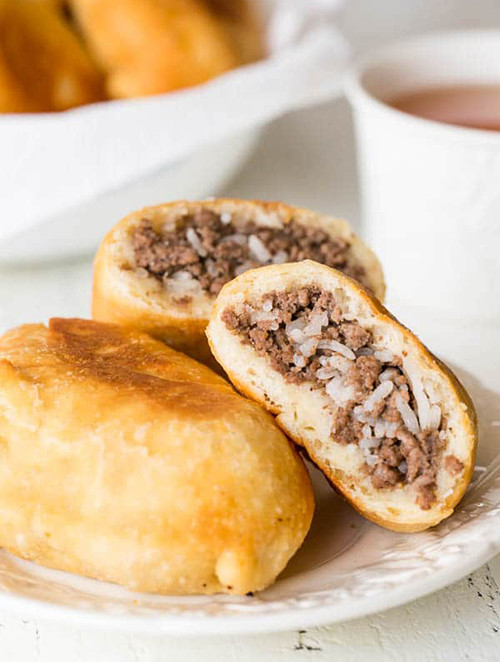 Piroshki Loại bánh nướng này có cả hai vị mặn và ngọt. Bạncó thể thử cả phiên bản mặn với cải bắp, cơm, trứng, thịt bằm, hoặc phiên bản ngọt kèm táo và quả mọng. Món bánh khá dễ ăn, cung cấp năng lượng tốt nếu bạn cần lót dạ trước trận đấu hoặc chuẩn bị di chuyển đến sân xem đá bóng. Đến Nga xem World Cup đừng quên ăn các món trứ danh - 7