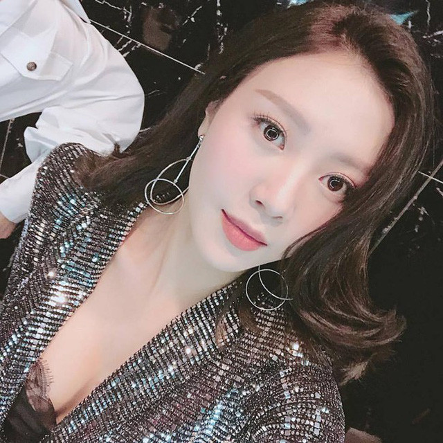 Hot girl “Nóng cùng World Cup” thay đổi ngoạn mục sau 4 năm ảnh 19  Cô được nhận xét là có vẻ đẹp sang trọng.