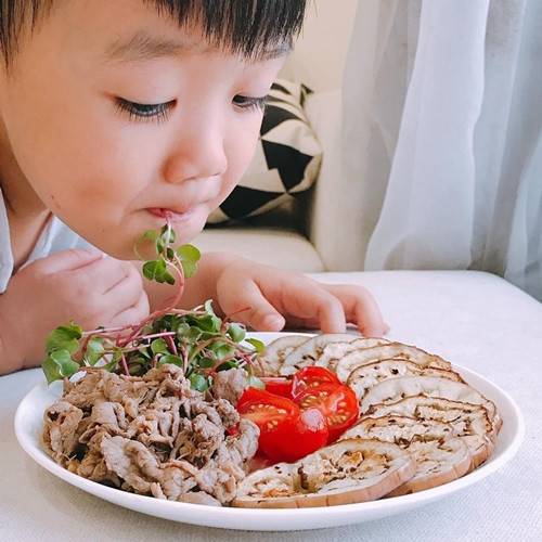 Con trai chị Thảo thích thú thưởng thức những bữa ăn lành mạnh của mẹ. Con trai chị Thảo thích thú thưởng thức những bữa ăn lành mạnh của mẹ.l