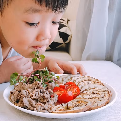 Con trai chị Thảo thích thú thưởng thức những bữa ăn lành mạnh của mẹ.l