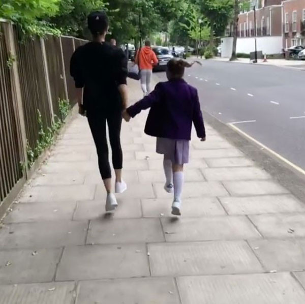 Vic đưa con gái út tới trường. Ảnh:NS. Vic đưa con gái út tới trường. Ảnh: NS.