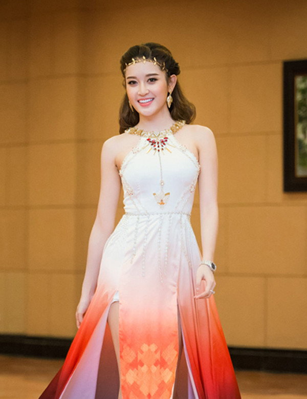 Một ví dụ cho việc Huyền My sử dụng váy áo và các kiểu hoa tai, vòng cổ, trâm cài đầu không kiểm soát. Đầu tư quá mức, Huyền My vô tình diêm dúa trên thảm đỏ - 6