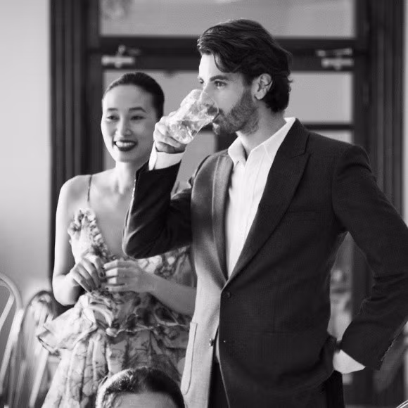 Đầu tháng 3/2018, Trang Khiếu bất ngờ khoe bức ảnh chụp chung với ông xã ngoại quốc trên trang Facebook cá nhân cũng như Instagram. Bức ảnh lại một lần nữa được nhiều bạn bè, fan bình luận. Nhiều người trầm trồ vì vẻ ngoài bảnh bao, lịch lãm của ông xã Trang Khiếu. Vẻ hạnh phúc viên mãn dường như hiện hữu trên gương mặt của Trang Khiếu trong bức ảnh chụp chung cùng ông xã. Mặc dù Trang Khiếu không chia sẻ về ông xã nhưng lật giở lại, trong một bài PV vào năm 2016, Trang Khiếu cũng từng chia sẻ mình có bạn trai là người ngoại quốc.