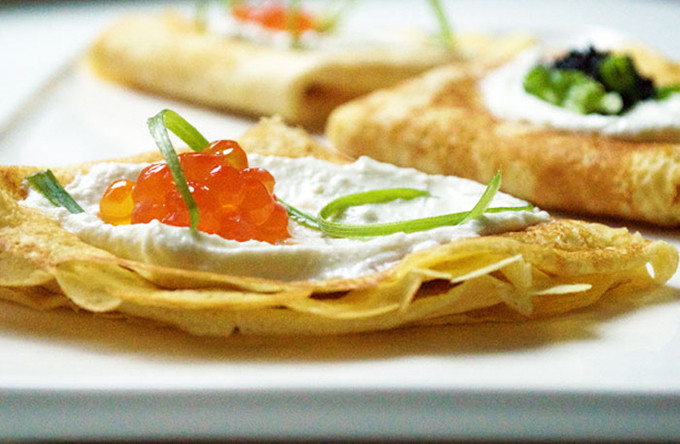 Bánh kếp Bánh kếp Nga có 2 loại phổ biến là Blini và Syrniki. Bánh kếp Blinicó phần bột mỏng, xuất hiện trên bàn ăn của người Nga ở mọi dịp quan trọng, thường được làm bằng kiều mạch, ăn kèm với cá hồi hun khói,hoặc trứng cá muối cá tầm truyền thống,kem, mứt và sữa đặc. Syrniki có phần bột dày hơn, thường dùng trong bữa sáng hoặc tráng miệng. Món bánh này thường được người Nga dùng kèm các loại mứt trái cây, sữa đặc, mật ong và kem.Đến Nga, bạn có thể thưởng thức món bánh đặc trưng này ở bất cứ con phố nào. Đến Nga xem World Cup đừng quên ăn các món trứ danh - 4