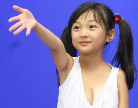 Bức ảnh khiến người ta nghi ngờ cô bé đã trùng tu vòng một khi còn rất bé. Bức ảnh khiến mọi người nghi ngờ cô bé đã trùng tu vòng một.