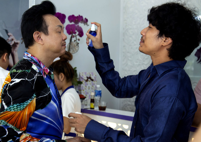 Nghệ sĩ Chí Tài được Kiều Minh Tuấn xịt khoáng, chăm sóc tận tình khi tới trải nghiệm dịch vụ ở spa. Nghệ sĩ Chí Tài được Kiều Minh Tuấn xịt khoáng, chăm sóc tận tình khi tới trải nghiệm dịch vụ ở spa chất lượng 5 sao.