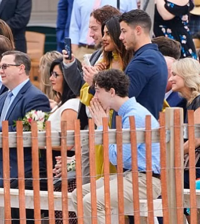  Cặp đôi không hề chia sẻ chuyện tình cảm của mình với báo giới. 