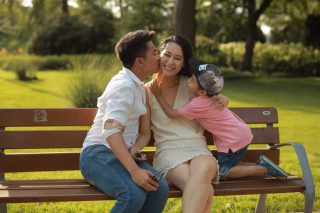 Khi quyết định tham dự Mrs Worldwide, cô phải sắp xếp lại mọi việc và nhờ ông xã chăm sóc con trai để yên tâm lên đường thi nhan sắc.