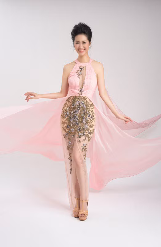 Sau khi nhận lời của tổ chức Mrs Worldwide, Dương Thùy Linh chỉ có thời gian ngắn để xin giấy phép của Cục Nghệ thuật Biểu diễn, đồng thời chuẩn bị về trang phục và các phần thi phụ. Ngoài ra, cô còn mang theo cả êkíp make-up, làm tóc sang Singapore và Malaysia để lo hình ảnh trong suốt hành trình cuộc thi.