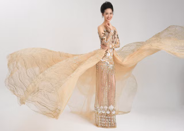 “Tôi quyết tâm làm hết sức để không có gì phải hối tiếc trong cuộc thi này và để xứng đáng với sự trông đợi của gia đình, bạn bè. Tôi rất mong mình sẽ mang chiến thẳng về cho Việt Nam. Ở tuổi 35 tôi không nghĩ mình đi thi là để học hỏi, giao lưu cho vui nữa”, Dương Thùy Linh bày tỏ ước mơ giành ngôi vị cao nhất tại Mrs Worldwide.