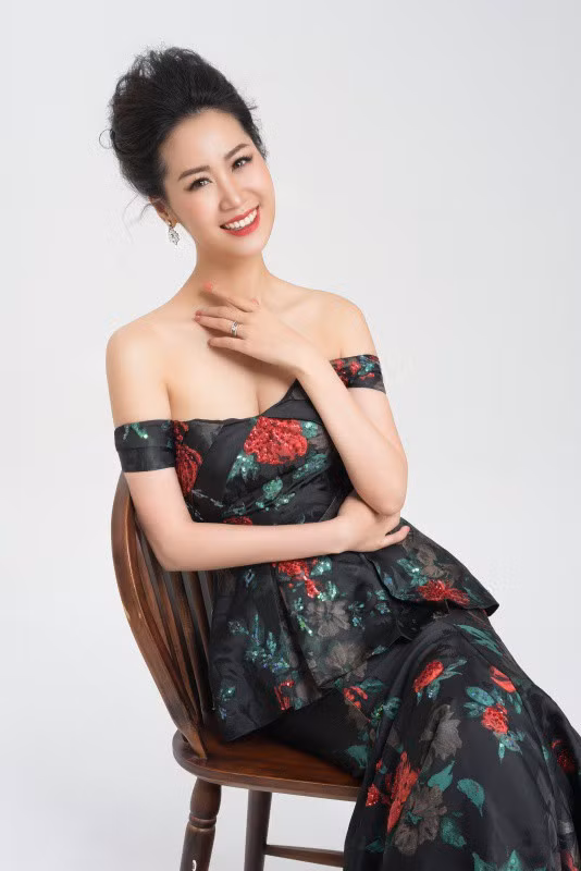 “Năm 2004, tôi từng đại diện Việt Nam tham gia Hoa hậu Du lịch quốc tế. Thời điểm đó, tôi chưa đủ độ chín và sự chuẩn bị cũng không được kỹ càng nên đã không làm tròn được vai trò. Chuyện này cứ cắn rứt trong lòng tôi mãi nên khi có lời mời dự thi Mrs Worldwide, tôi chần chừ quyết định bởi sợ sai lầm sẽ lặp lại. Khi nghe tâm sự này, ông xã khuyên tôi nên đi thi để có cơ hội sửa chữa quá khứ. Anh cũng nói, trong cuộc đời mỗi người cơ hội để trở thành đại diện cho đất nước không có nhiều, cứ tự tin làm còn chuyện được gì thì hãy tính sau”, Dương Thùy Linh tâm sự.