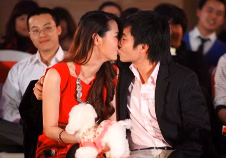 Năm 2010, cô lên xe hoa với doanh nhân Nguyễn Việt Thắng và hiện tại có một cậu con trai 7 tuổi. Không chỉ có cuộc hôn nhân hạnh phúc, Dương Thùy Linh cũng là một MC song ngữ đắt show tại miền Bắc. Cô cũng là đại sứ của nhiều chương trình cộng đồng như Giờ trái đất, Từ thiện xanh… Ngoài hoạt động showbiz, cô còn là bà chủ của một nhà hàng lớn tại Hà Nội, đồng thời cũng hỗ trợ chồng làm kinh doanh.