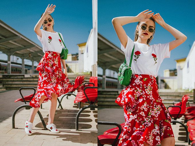 Chân váy xếp tầng rực rỡ được cân bằng bởi áo thun trắng, phụ kiện đi kèm là giầy sneaker hài hòa cùng túi da nạm đinh tông màu xanh lá. Xuống phố cuố tuần với những set đồ trẻ trung - 8