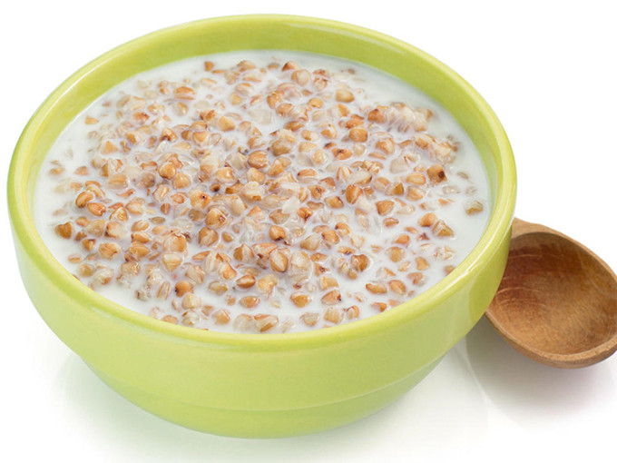 Kasha Người Nga rất thích ăn cháo, và món kasha (tức là cháo) là một trong những món ăn phổ biến nhất của ẩm thực Nga. Món này được chia theo độ đặc, lỏng: kashitsa và razmasnia là kasha loãng, đôi khi được dùng thay cho món súp, còn món kasha đặc gần giống như cơm nát mới được xem là kasha đích thực và được ưa chuộng nhất. Kasha có nhiều biến thể khác nhau, phổ biến nhất là cho thêm ngũ cốc. Đến Nga xem World Cup đừng quên ăn các món trứ danh - 9