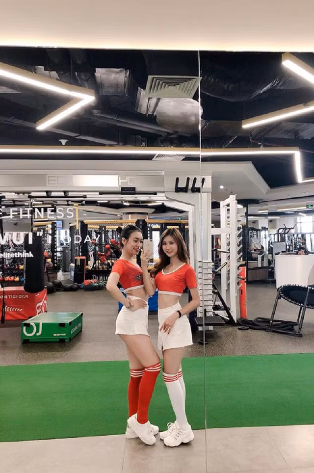 Nhật Linh cùng với các bạn cổ vũ Worrld Cup