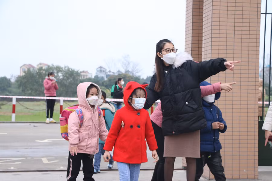 Đúng 7h30, cô Hiệu trưởng Nguyễn Thị Nga trực tiếp đánh tiếng trống vào tiết đầu tiên sau hơn 9 tháng nằm im lìm trên giá.