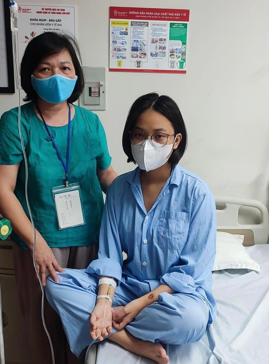 Cô giáo Nguyễn Thị Hồng Tiên, giáo viên chủ nhiệm lớp 12A10 đến thăm hỏi động viên em Cẩm Tú tại Viện Huyết học truyền máu Trung ương. Cô giáo Nguyễn Thị Hồng Tiên, giáo viên chủ nhiệm lớp 12A10 đến thăm hỏi động viên em Cẩm Tú tại Viện Huyết học truyền máu Trung ương.