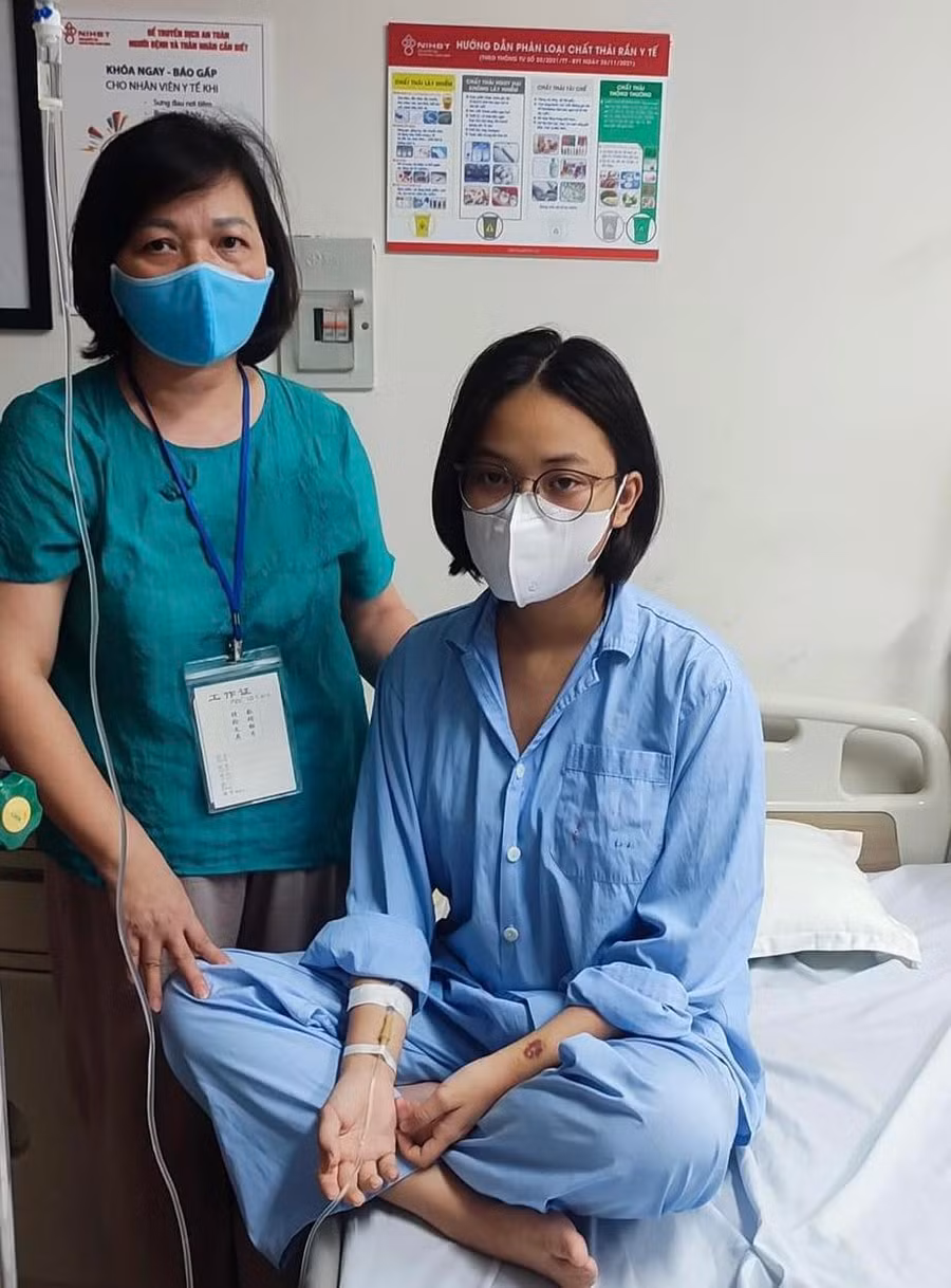 Cô giáo Nguyễn Thị Hồng Tiên, giáo viên chủ nhiệm lớp 12A10 đến thăm hỏi động viên em Cẩm Tú tại Viện Huyết học truyền máu Trung ương.