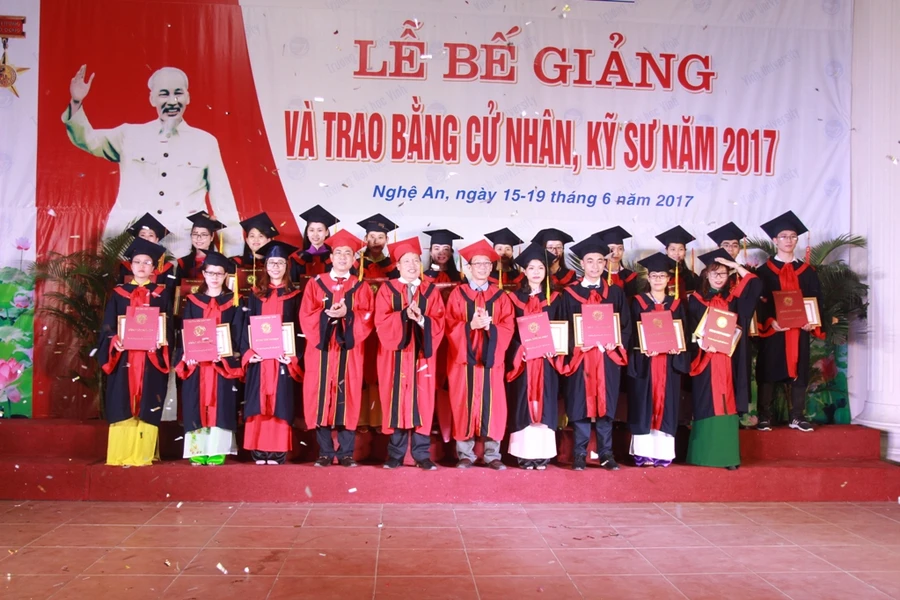 22 sinh viên Đại học Vinh tốt nghiệp loại xuất sắc