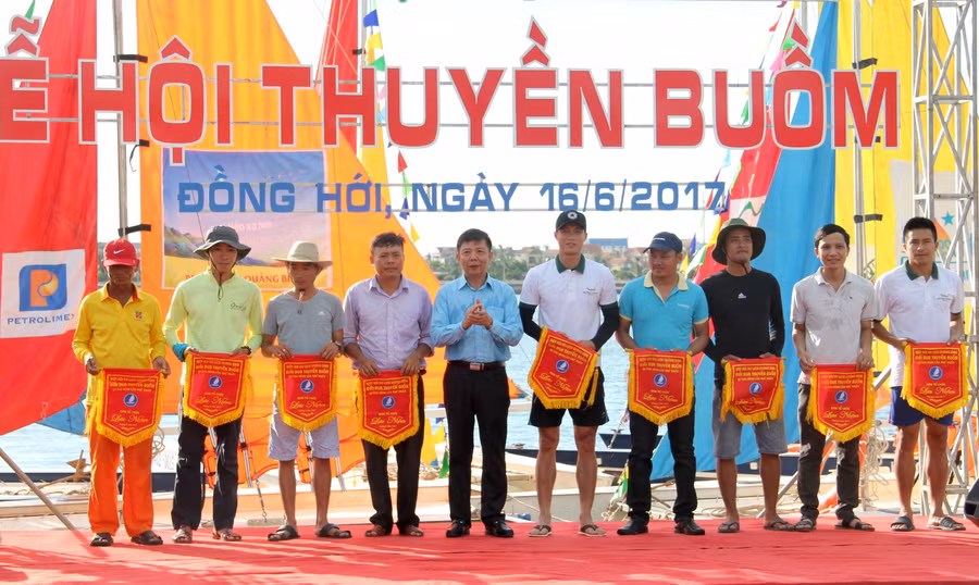 Ông Nguyễn Hữu Hoài, chủ tịch UBND tỉnh Quảng Bình tặng cờ lưu niệm cho các đội thuyền buồm tham gia lễ hội 