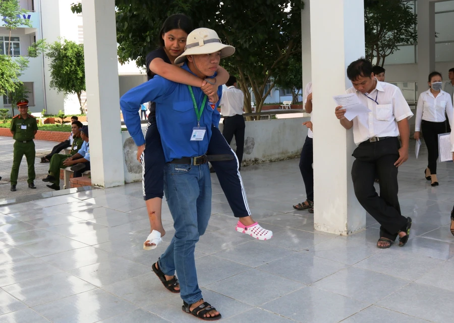 Bằng huyết tuổi trẻ, các tình nguyện viên sẵn sàng hỗ trợ để thí sinh tới trường thi